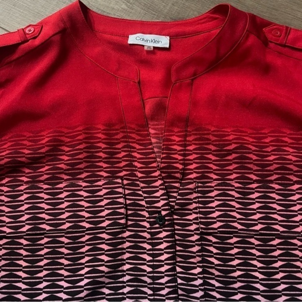 Calvin Klein Tunic Blouse Red Ombré Roll Tab Blouse V Neck Button Epaulets 2X - Picture 7 of 16